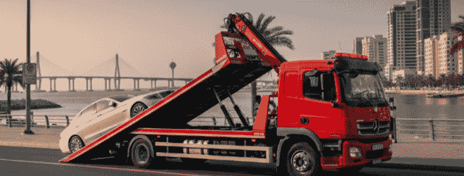 سيارة تُسحب بواسطة شاحنة سطحة هيدروليك في الخبر